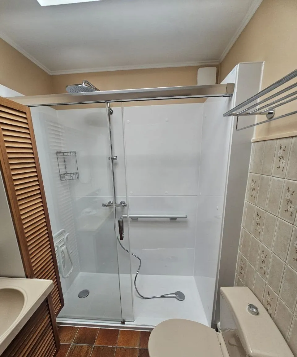 La même salle de bains après l’installation de la douche Zend’O – réalisation 1