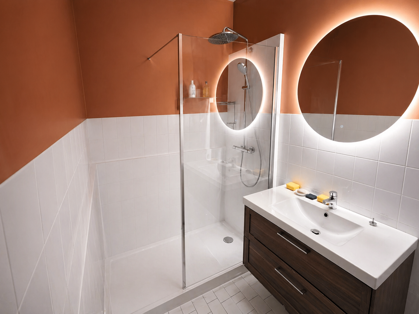 Salle de bain adaptée moderne avec douche italienne
