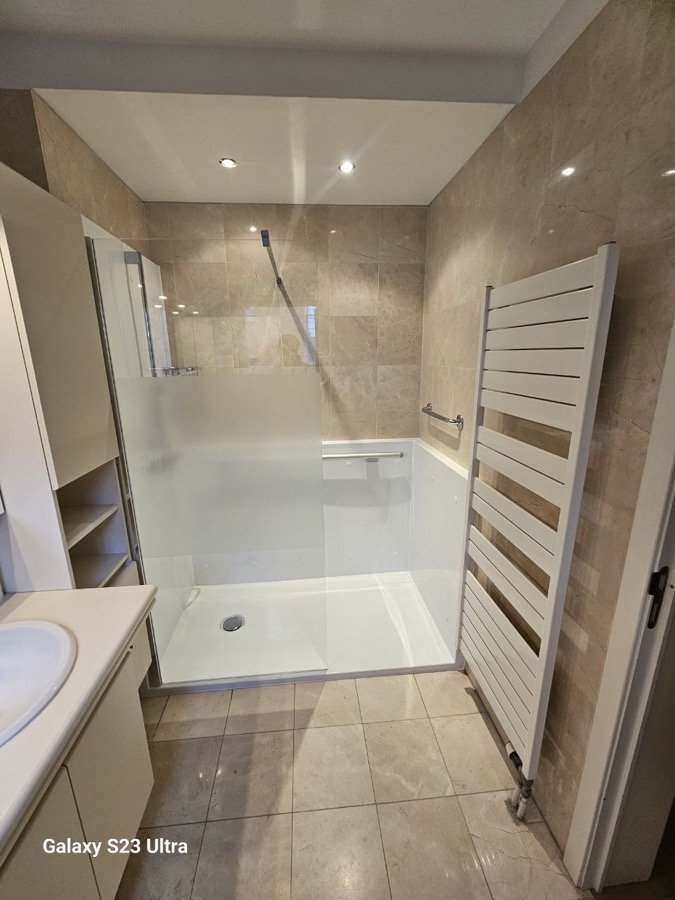 Douche senior Zend'O avec receveur antidérapant et barre d'appui