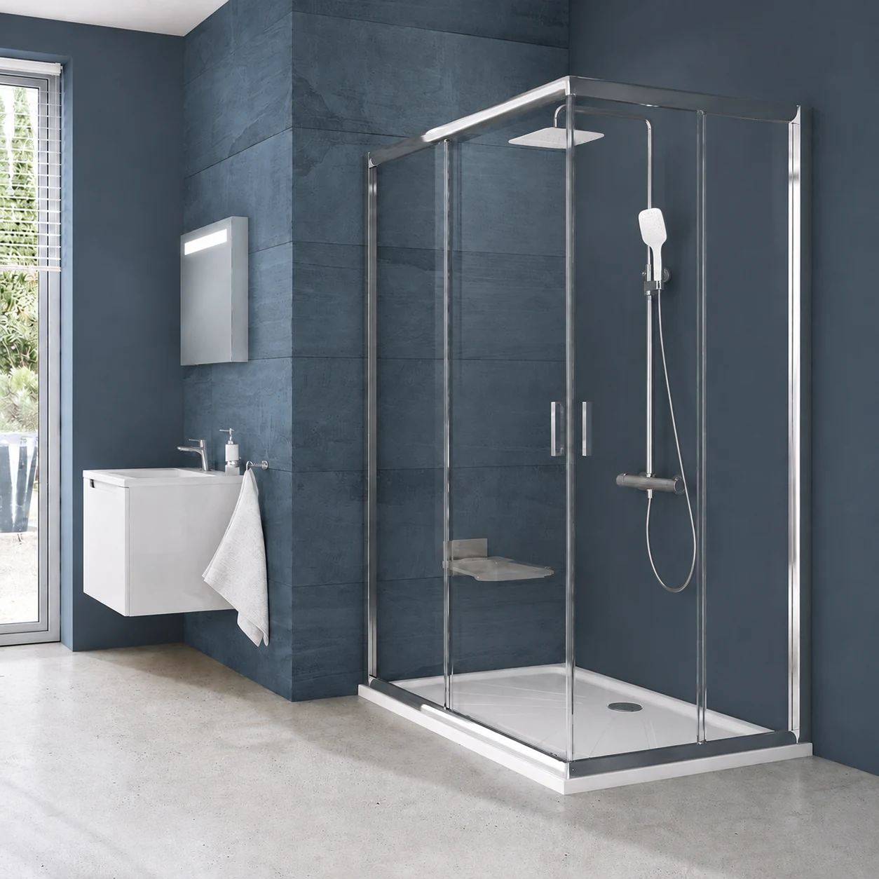 Douche Zend’O contemporaine avec parois vitrées et finitions bleu profond