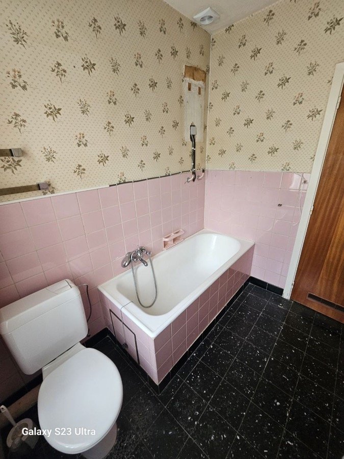 Ancienne salle de bain avec baignoire, avant remplacement