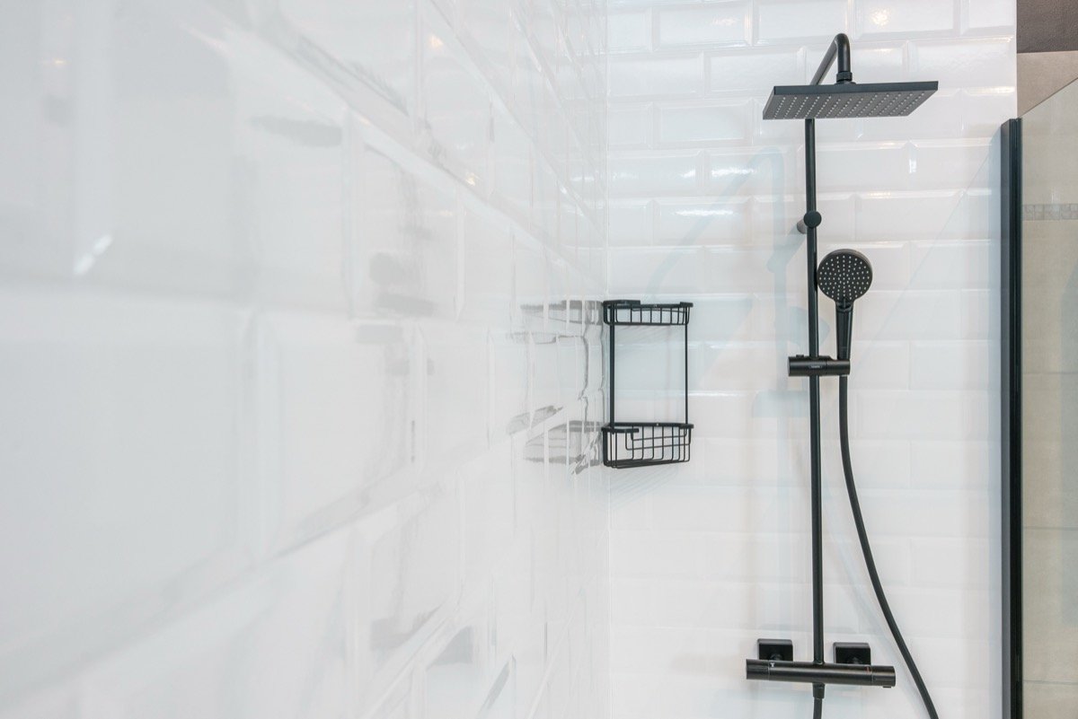 Robinetterie thermostatique noire d'une douche Zend'O sur mesure