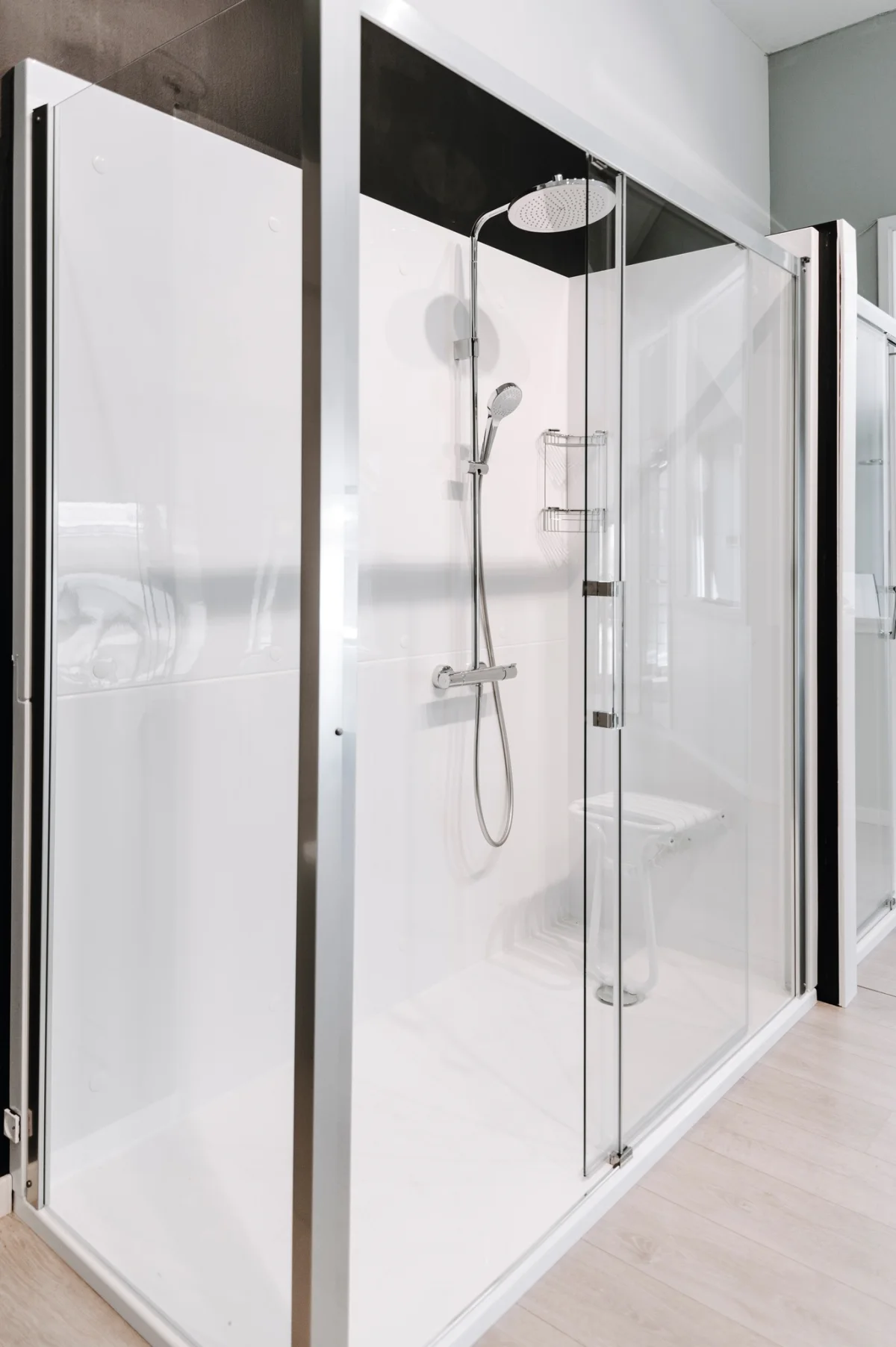 Douche senior vitrée avec siège et robinetterie thermostatique dans la région de Mons