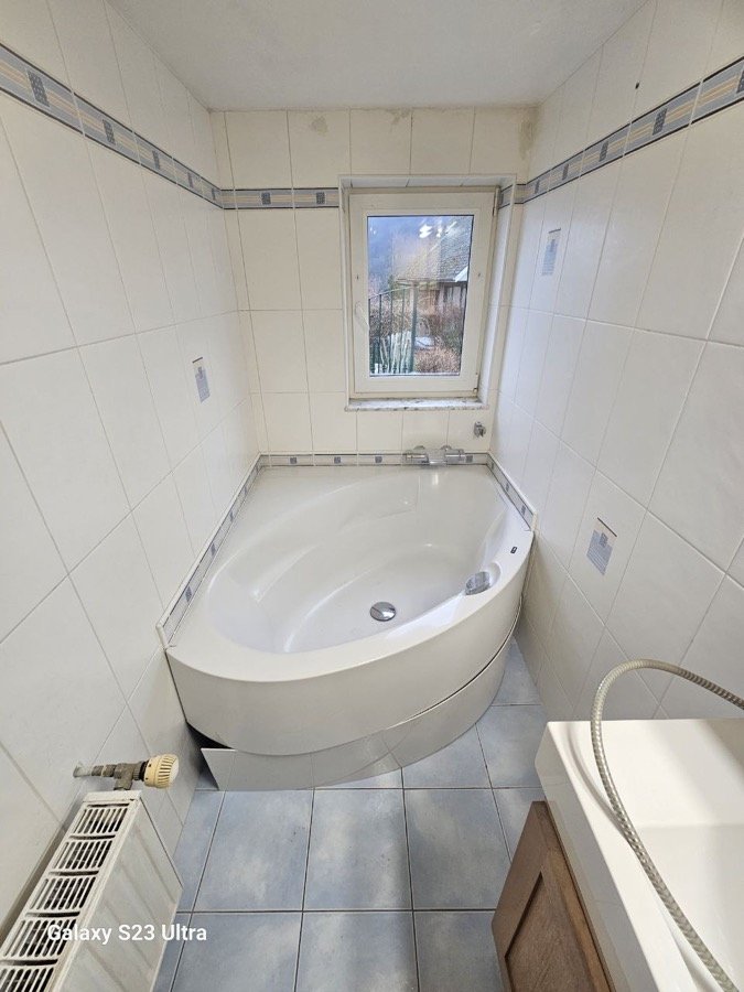 Baignoire d'angle avant remplacement par une douche senior