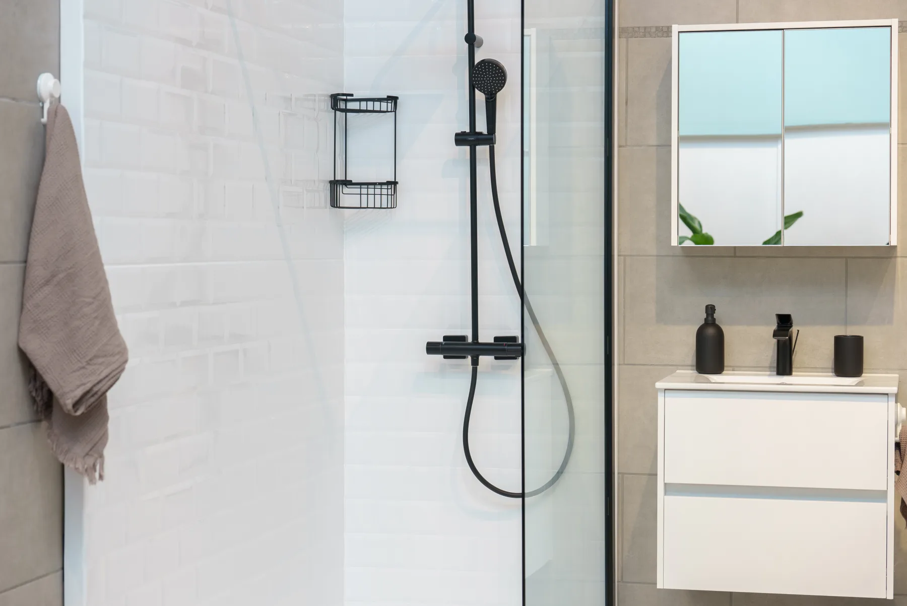 Douche senior contemporaine Zend’O avec douche à l’italienne et meuble vasque
