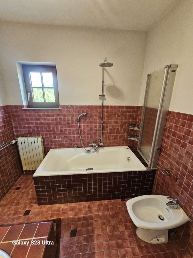Salle de bain avec baignoire, avant transformation