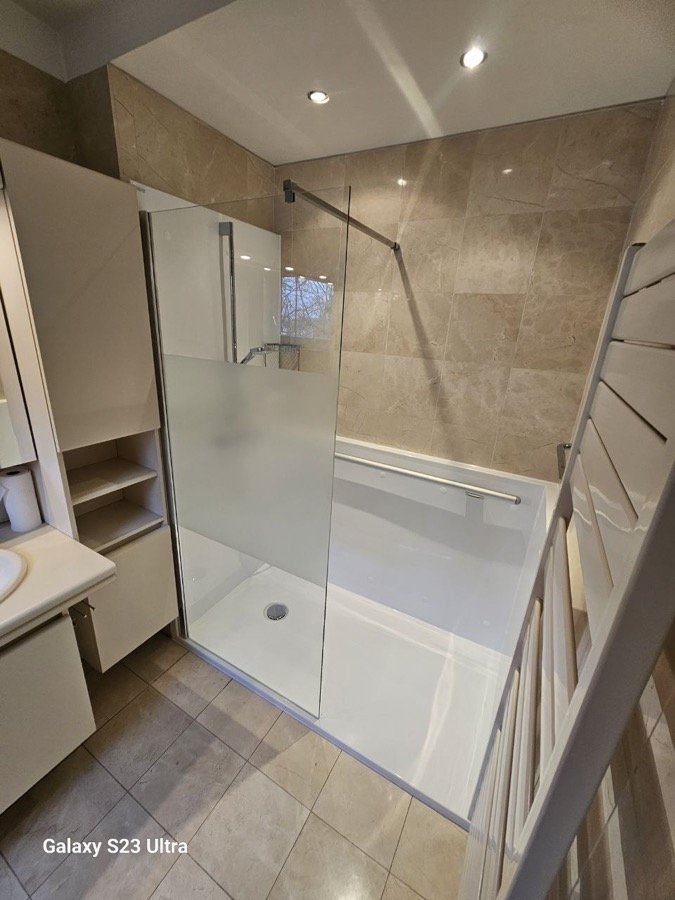 Douche sur mesure Zend'O installée, receveur antidérapant et paroi en verre