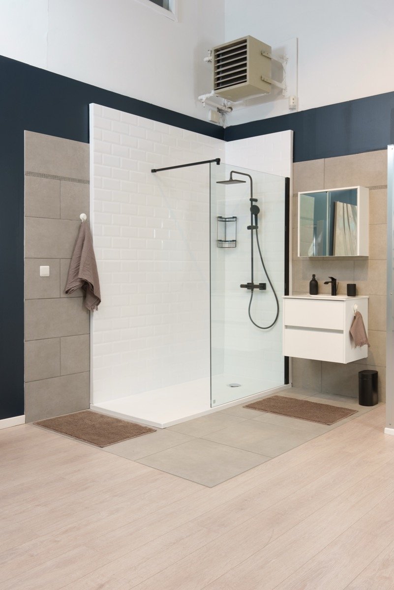 Exemple de douche sur mesure Zend'O, receveur et paroi de verre