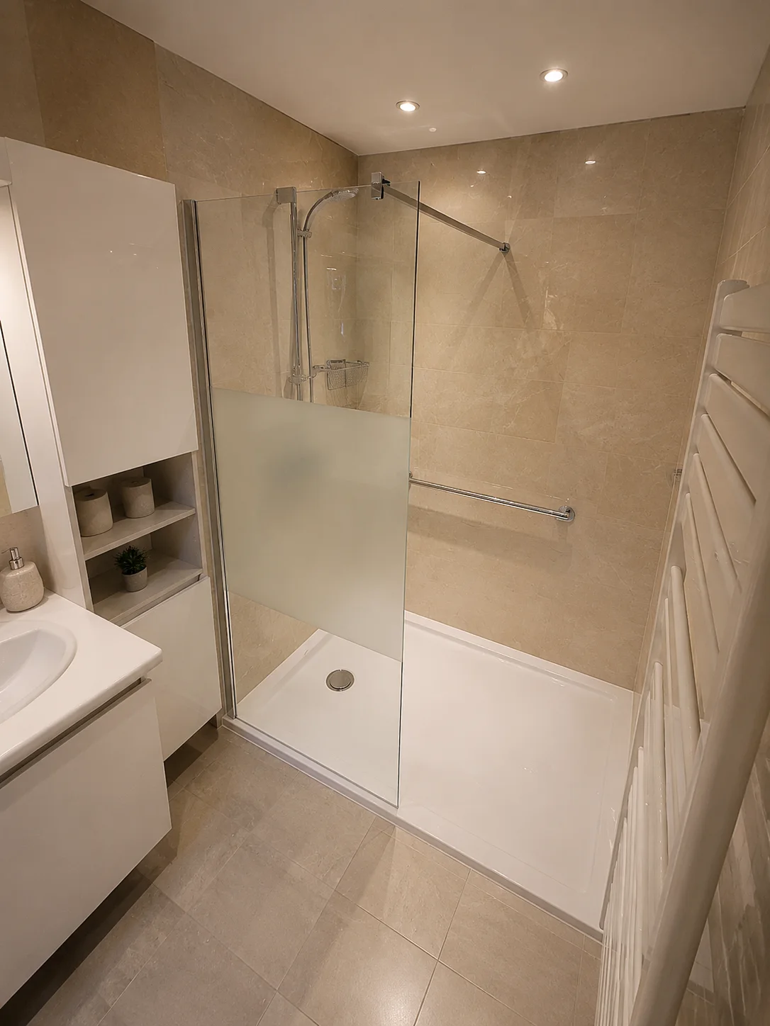 Douche Zend’O fabriquée sur mesure avec receveur antidérapant et paroi vitrée